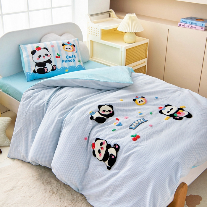 91家纺网 家纺一手货源 找家纺 鱼宝 2025新款全棉毛巾绣幼儿园套件三件套被子被芯 糖果熊猫 蓝