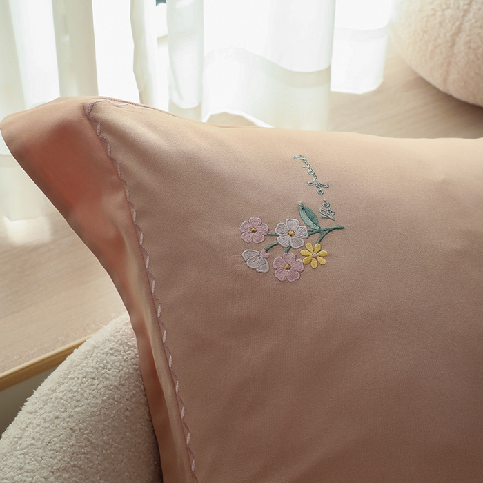 91家纺网 家纺一手货源 找家纺 禾时2025新款精梳火山全棉小磨毛工艺单品枕套 奶油咖丨初恋粉