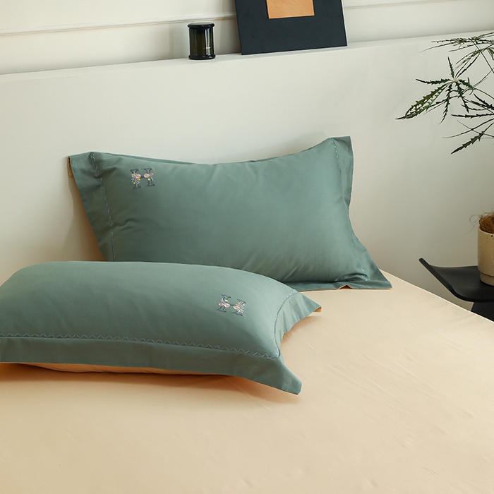 91家纺网 家纺一手货源 找家纺 禾时2025新款精梳火山全棉小磨毛工艺单品枕套 松风绿丨闪耀黄