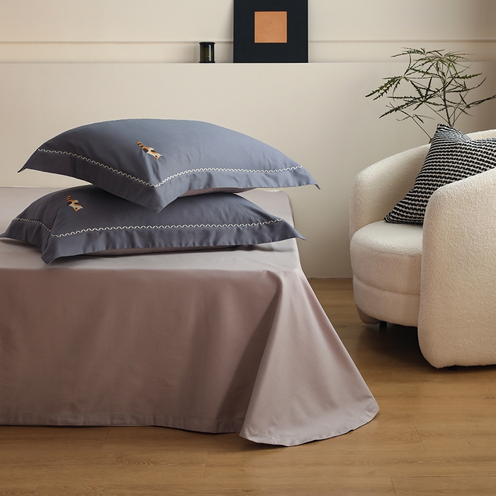 91家纺网 家纺一手货源 找家纺 禾时2025新款精梳火山全棉小磨毛工艺单品枕套 钛金灰丨苏木灰