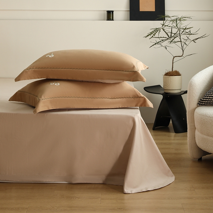 91家纺网 家纺一手货源 找家纺 禾时2025新款精梳火山全棉小磨毛工艺单品枕套 耀沙金丨鱼肚白