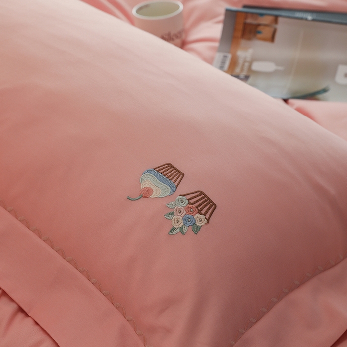 91家纺网 家纺一手货源 找家纺 禾时2025新款精梳火山全棉小磨毛工艺单品枕套 樱草粉丨初恋粉