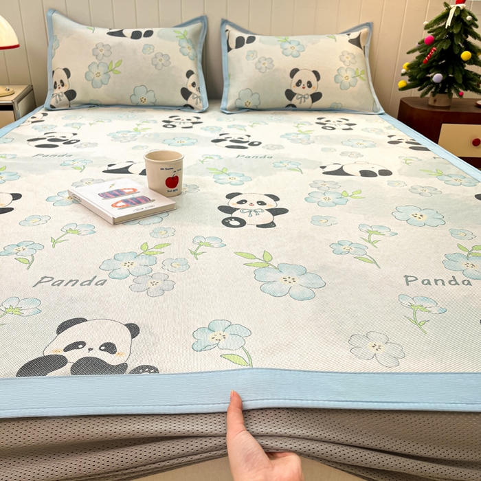 91家纺网 家纺一手货源 找家纺 小叮当家纺仓储工厂店 2025新款A类小清新卡通高品质冰藤印花床笠款凉席席子-床笠款 冰藤席-熊猫团团