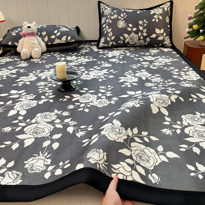 91家纺网 家纺一手货源 找家纺 小叮当家纺仓储工厂店 2025新款A类小清新卡通高品质冰藤印花床席款凉席席子-床席款 冰藤席-暗夜花