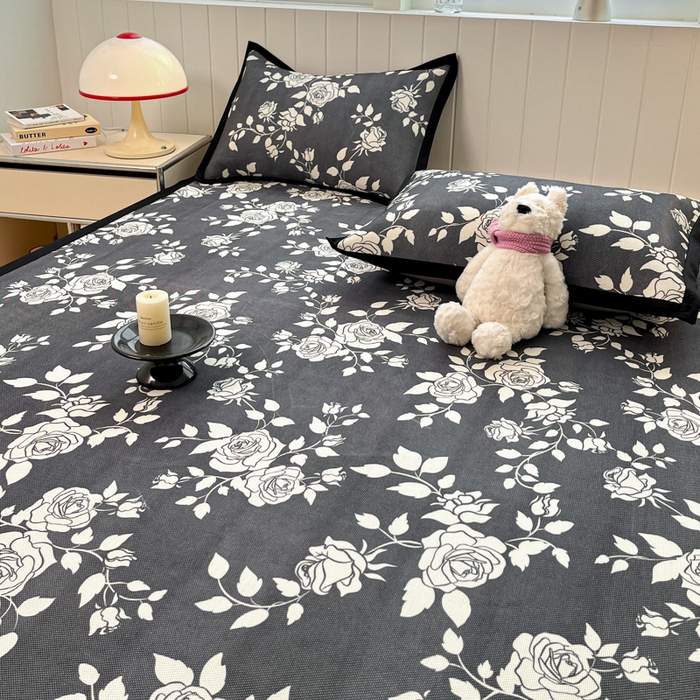 91家纺网 家纺一手货源 找家纺 小叮当家纺仓储工厂店 2025新款A类小清新卡通高品质冰藤印花床席款凉席席子-床席款 冰藤席-暗夜花