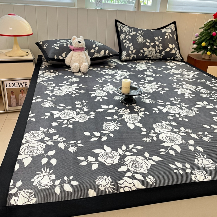 91家纺网 家纺一手货源 找家纺 小叮当家纺仓储工厂店 2025新款A类小清新卡通高品质冰藤印花床席款凉席席子-床席款 冰藤席-暗夜花