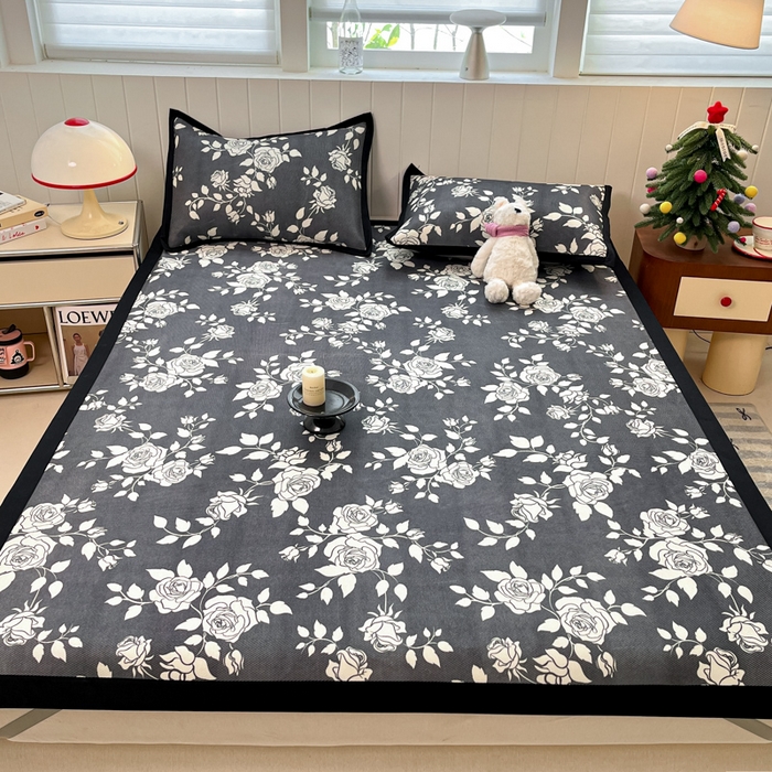 91家纺网 家纺一手货源 找家纺 小叮当家纺仓储工厂店 2025新款A类小清新卡通高品质冰藤印花床席款凉席席子-床席款 冰藤席-暗夜花