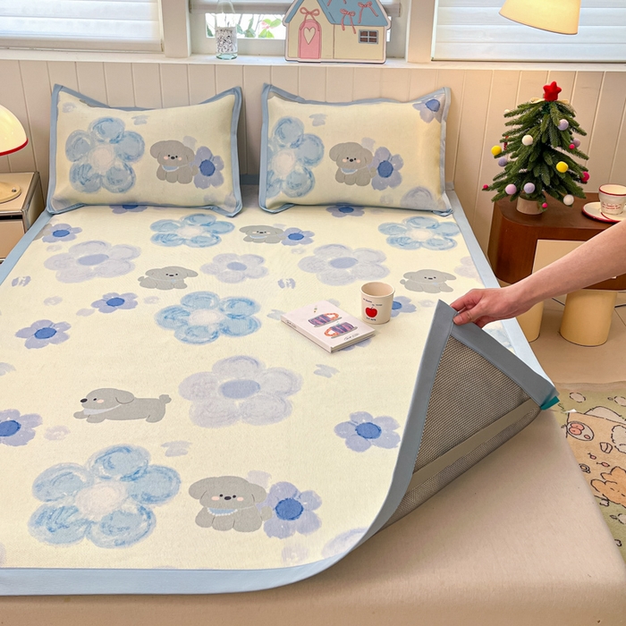 91家纺网 家纺一手货源 找家纺 小叮当家纺仓储工厂店 2025新款A类小清新卡通高品质冰藤印花床席款凉席席子-床席款 冰藤席-蓝花小狗