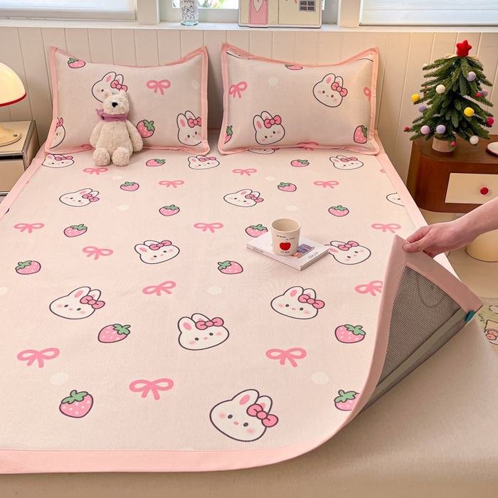 91家纺网 家纺一手货源 找家纺 小叮当家纺仓储工厂店 2025新款A类小清新卡通高品质冰藤印花床席款凉席席子-床席款 冰藤席-草莓兔