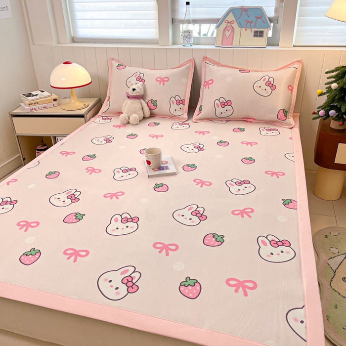 91家纺网 家纺一手货源 找家纺 小叮当家纺仓储工厂店 2025新款A类小清新卡通高品质冰藤印花床席款凉席席子-床席款 冰藤席-草莓兔