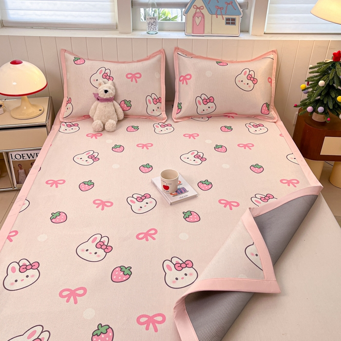 91家纺网 家纺一手货源 找家纺 小叮当家纺仓储工厂店 2025新款A类小清新卡通高品质冰藤印花床席款凉席席子-床席款 冰藤席-草莓兔