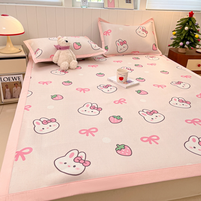 91家纺网 家纺一手货源 找家纺 小叮当家纺仓储工厂店 2025新款A类小清新卡通高品质冰藤印花床席款凉席席子-床席款 冰藤席-草莓兔