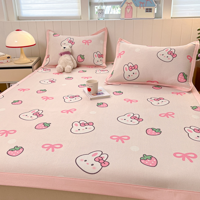 91家纺网 家纺一手货源 找家纺 小叮当家纺仓储工厂店 2025新款A类小清新卡通高品质冰藤印花床席款凉席席子-床席款 冰藤席-草莓兔