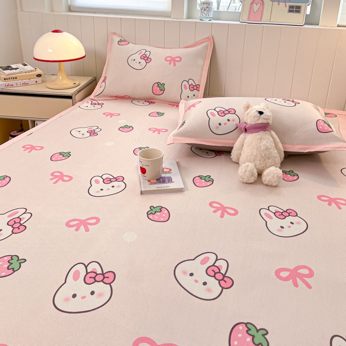 91家纺网 家纺一手货源 找家纺 小叮当家纺仓储工厂店 2025新款A类小清新卡通高品质冰藤印花床席款凉席席子-床席款 冰藤席-草莓兔