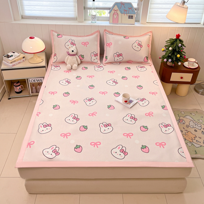 91家纺网 家纺一手货源 找家纺 小叮当家纺仓储工厂店 2025新款A类小清新卡通高品质冰藤印花床席款凉席席子-床席款 冰藤席-草莓兔