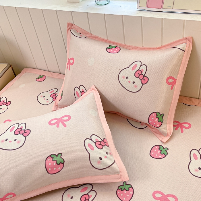 91家纺网 家纺一手货源 找家纺 小叮当家纺仓储工厂店 2025新款A类小清新卡通高品质冰藤印花床席款凉席席子-床席款 冰藤席-草莓兔