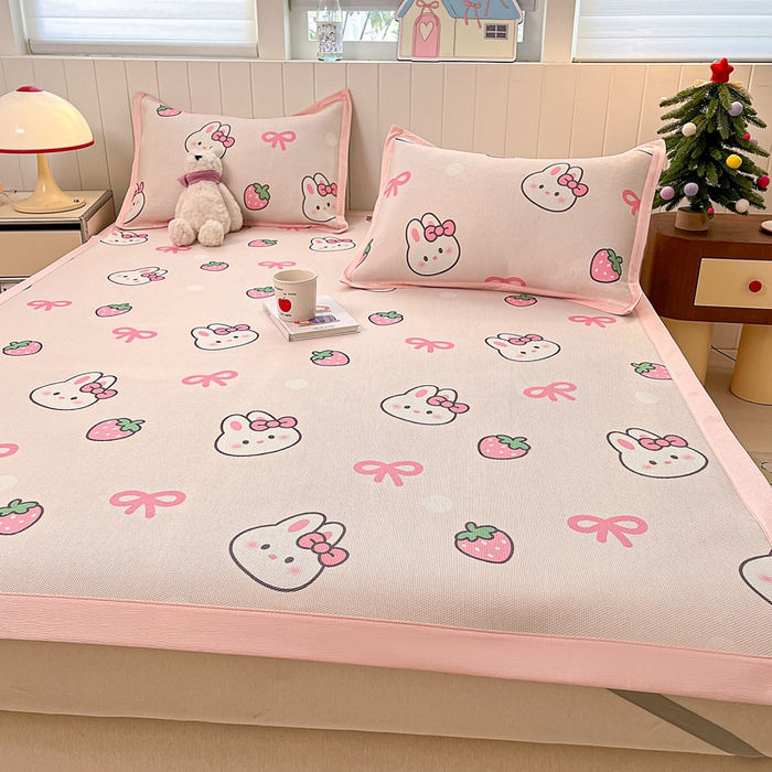 91家纺网 家纺一手货源 找家纺 小叮当家纺仓储工厂店 2025新款A类小清新卡通高品质冰藤印花床席款凉席席子-床席款 冰藤席-草莓兔