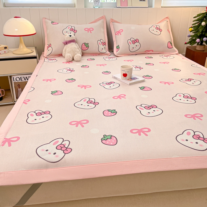 91家纺网 家纺一手货源 找家纺 小叮当家纺仓储工厂店 2025新款A类小清新卡通高品质冰藤印花床席款凉席席子-床席款 冰藤席-草莓兔