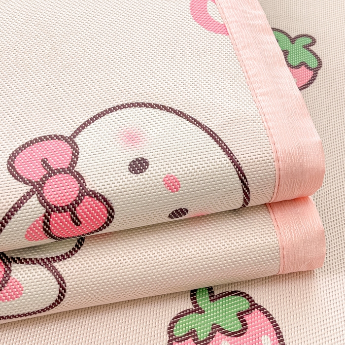 91家纺网 家纺一手货源 找家纺 小叮当家纺仓储工厂店 2025新款A类小清新卡通高品质冰藤印花床席款凉席席子-床席款 冰藤席-草莓兔