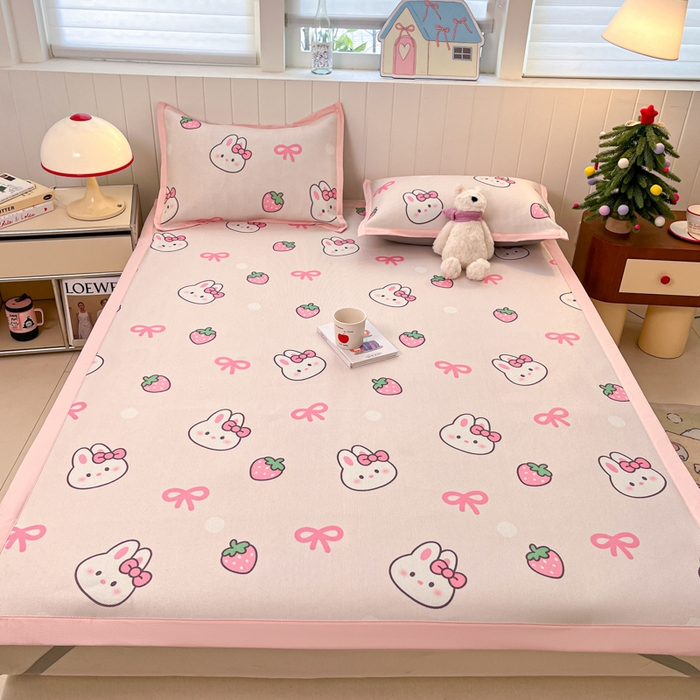 91家纺网 家纺一手货源 找家纺 小叮当家纺仓储工厂店 2025新款A类小清新卡通高品质冰藤印花床席款凉席席子-床席款 冰藤席-草莓兔