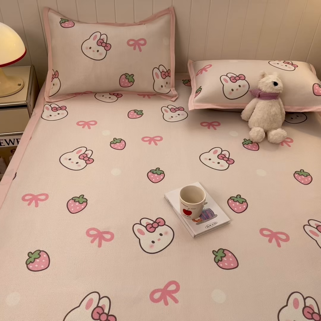 91家纺网 家纺一手货源 找家纺 小叮当家纺仓储工厂店 2025新款A类小清新卡通高品质冰藤印花床席款凉席席子-床席款 冰藤席-草莓兔