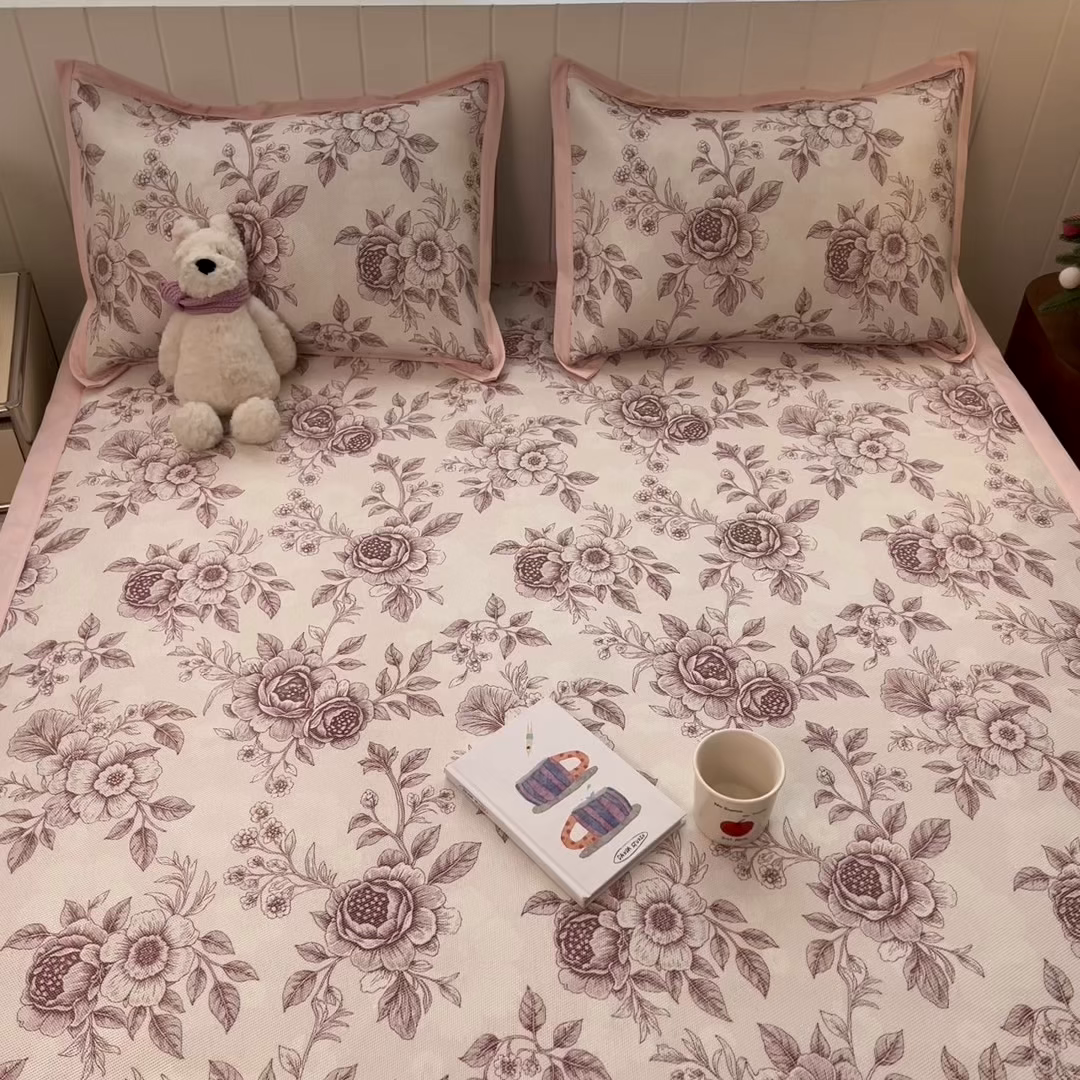 91家纺网 家纺一手货源 找家纺 小叮当家纺仓储工厂店 2025新款A类小清新卡通高品质冰藤印花床席款凉席席子-床席款 冰藤席-古韵花香