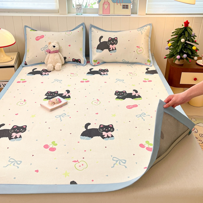 91家纺网 家纺一手货源 找家纺 小叮当家纺仓储工厂店 2025新款A类小清新卡通高品质冰藤印花床席款凉席席子-床席款 冰藤席-黑猫日记