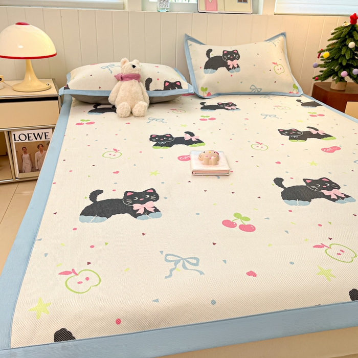 91家纺网 家纺一手货源 找家纺 小叮当家纺仓储工厂店 2025新款A类小清新卡通高品质冰藤印花床席款凉席席子-床席款 冰藤席-黑猫日记