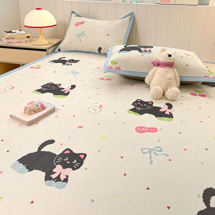 91家纺网 家纺一手货源 找家纺 小叮当家纺仓储工厂店 2025新款A类小清新卡通高品质冰藤印花床席款凉席席子-床席款 冰藤席-黑猫日记