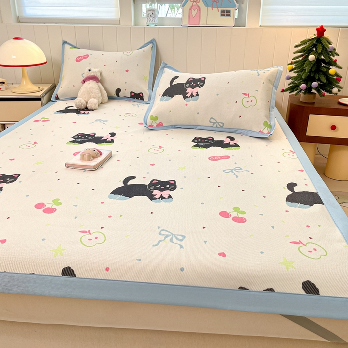 91家纺网 家纺一手货源 找家纺 小叮当家纺仓储工厂店 2025新款A类小清新卡通高品质冰藤印花床席款凉席席子-床席款 冰藤席-黑猫日记