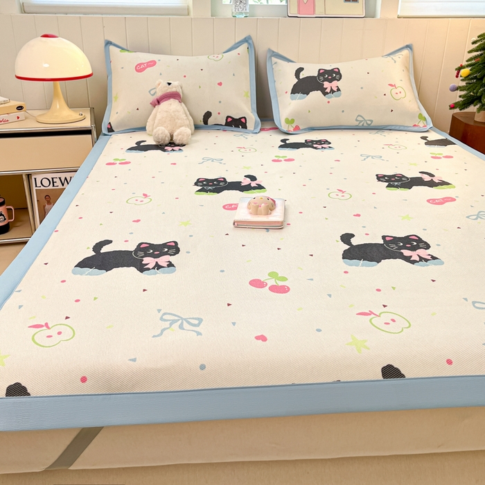 91家纺网 家纺一手货源 找家纺 小叮当家纺仓储工厂店 2025新款A类小清新卡通高品质冰藤印花床席款凉席席子-床席款 冰藤席-黑猫日记