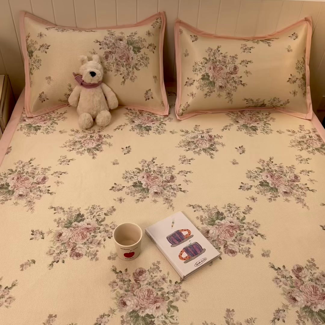 91家纺网 家纺一手货源 找家纺 小叮当家纺仓储工厂店 2025新款A类小清新卡通高品质冰藤印花床席款凉席席子-床席款 冰藤席-花海