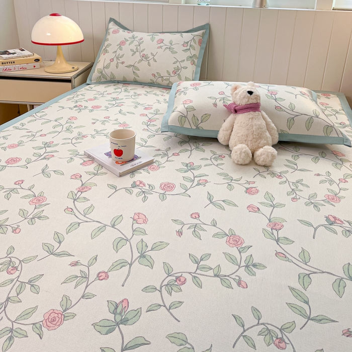 91家纺网 家纺一手货源 找家纺 小叮当家纺仓储工厂店 2025新款A类小清新卡通高品质冰藤印花床席款凉席席子-床席款 冰藤席-花枝