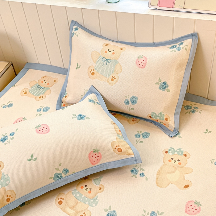 91家纺网 家纺一手货源 找家纺 小叮当家纺仓储工厂店 2025新款A类小清新卡通高品质冰藤印花床席款凉席席子-床席款 冰藤席-蓝花小熊