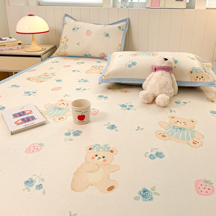 91家纺网 家纺一手货源 找家纺 小叮当家纺仓储工厂店 2025新款A类小清新卡通高品质冰藤印花床席款凉席席子-床席款 冰藤席-蓝花小熊