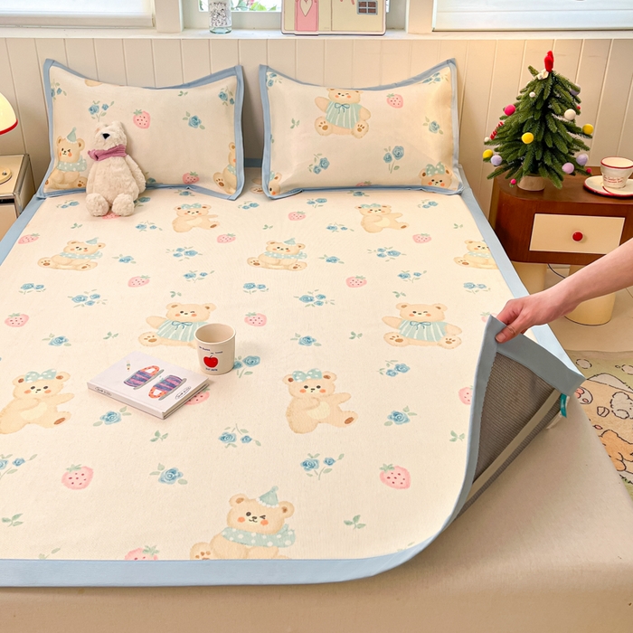 91家纺网 家纺一手货源 找家纺 小叮当家纺仓储工厂店 2025新款A类小清新卡通高品质冰藤印花床席款凉席席子-床席款 冰藤席-蓝花小熊