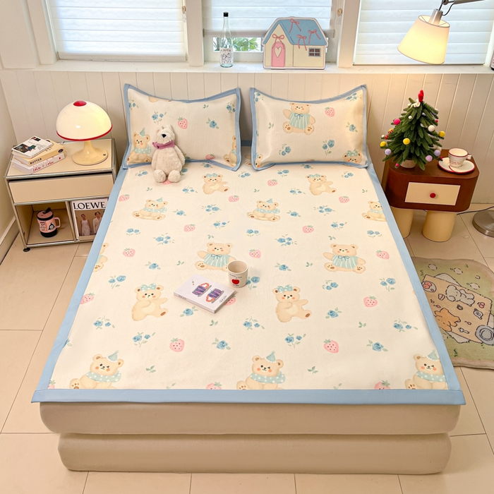 91家纺网 家纺一手货源 找家纺 小叮当家纺仓储工厂店 2025新款A类小清新卡通高品质冰藤印花床席款凉席席子-床席款 冰藤席-蓝花小熊