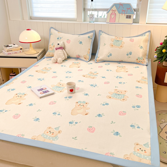 91家纺网 家纺一手货源 找家纺 小叮当家纺仓储工厂店 2025新款A类小清新卡通高品质冰藤印花床席款凉席席子-床席款 冰藤席-蓝花小熊