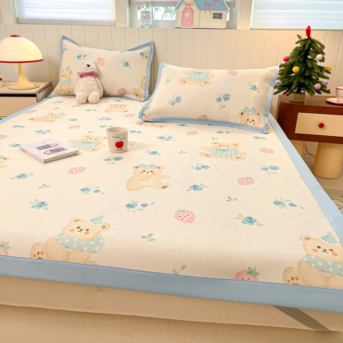 91家纺网 家纺一手货源 找家纺 小叮当家纺仓储工厂店 2025新款A类小清新卡通高品质冰藤印花床席款凉席席子-床席款 冰藤席-蓝花小熊