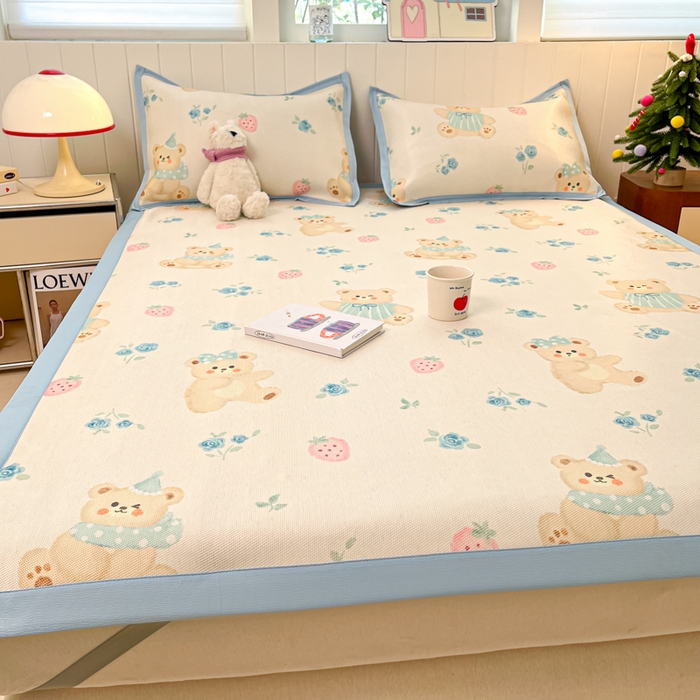 91家纺网 家纺一手货源 找家纺 小叮当家纺仓储工厂店 2025新款A类小清新卡通高品质冰藤印花床席款凉席席子-床席款 冰藤席-蓝花小熊