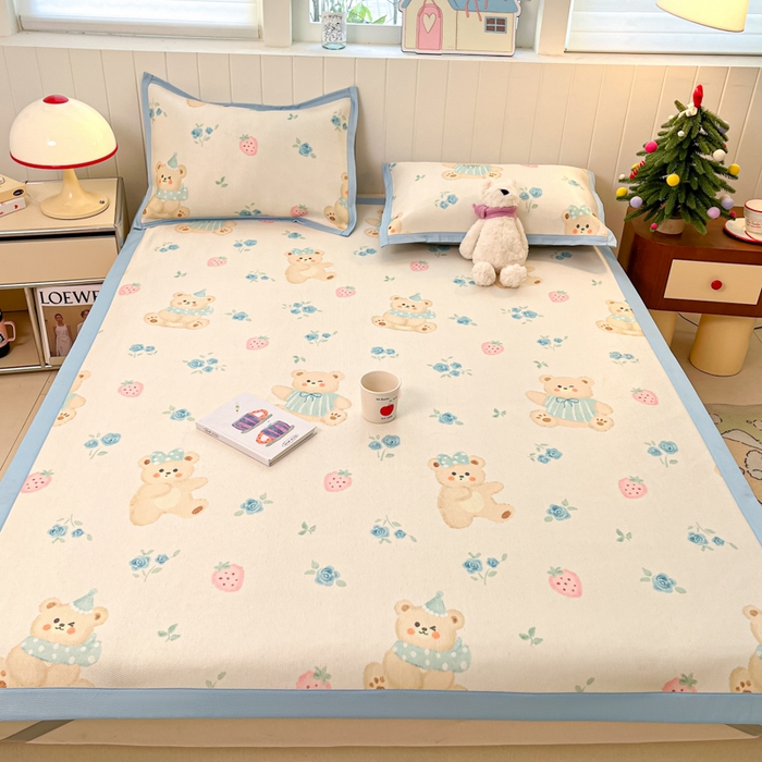 91家纺网 家纺一手货源 找家纺 小叮当家纺仓储工厂店 2025新款A类小清新卡通高品质冰藤印花床席款凉席席子-床席款 冰藤席-蓝花小熊