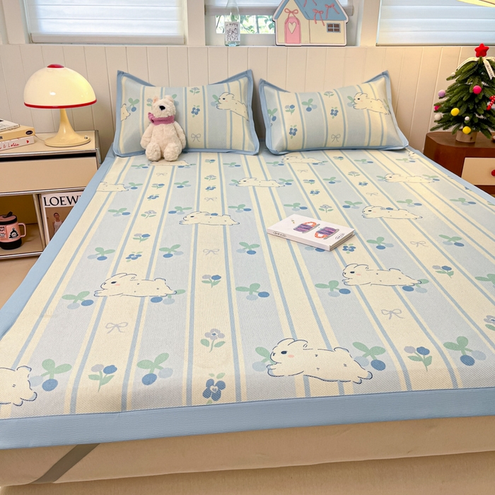 91家纺网 家纺一手货源 找家纺 小叮当家纺仓储工厂店 2025新款A类小清新卡通高品质冰藤印花床席款凉席席子-床席款 冰藤席-蓝条兔