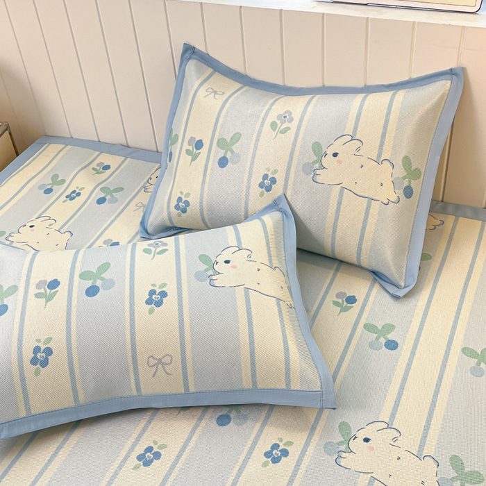 91家纺网 家纺一手货源 找家纺 小叮当家纺仓储工厂店 2025新款A类小清新卡通高品质冰藤印花床席款凉席席子-床席款 冰藤席-蓝条兔