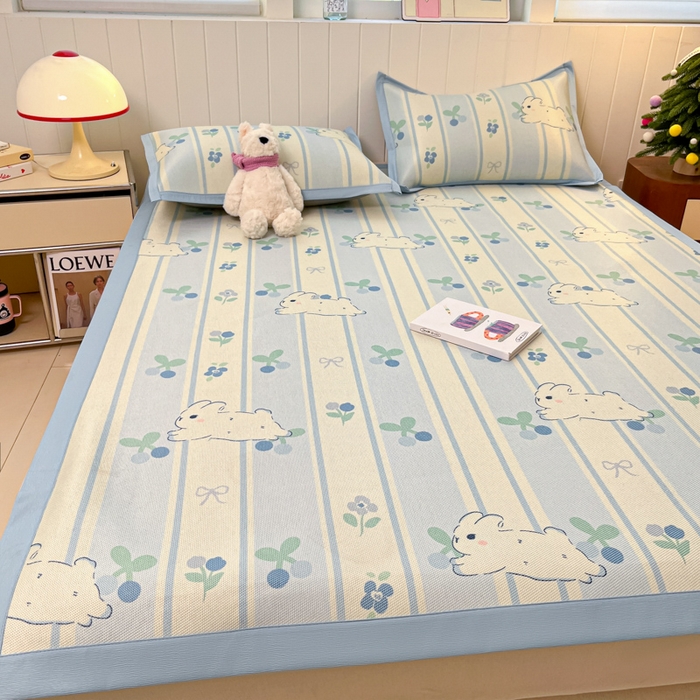 91家纺网 家纺一手货源 找家纺 小叮当家纺仓储工厂店 2025新款A类小清新卡通高品质冰藤印花床席款凉席席子-床席款 冰藤席-蓝条兔