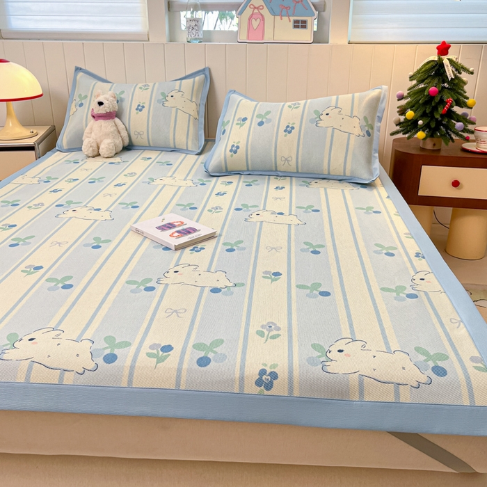 91家纺网 家纺一手货源 找家纺 小叮当家纺仓储工厂店 2025新款A类小清新卡通高品质冰藤印花床席款凉席席子-床席款 冰藤席-蓝条兔