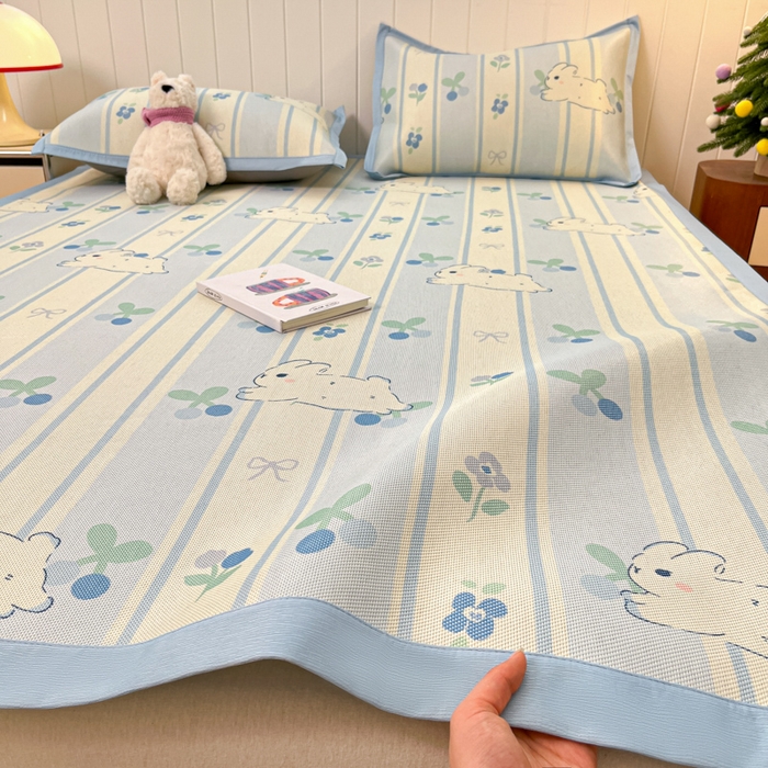 91家纺网 家纺一手货源 找家纺 小叮当家纺仓储工厂店 2025新款A类小清新卡通高品质冰藤印花床席款凉席席子-床席款 冰藤席-蓝条兔