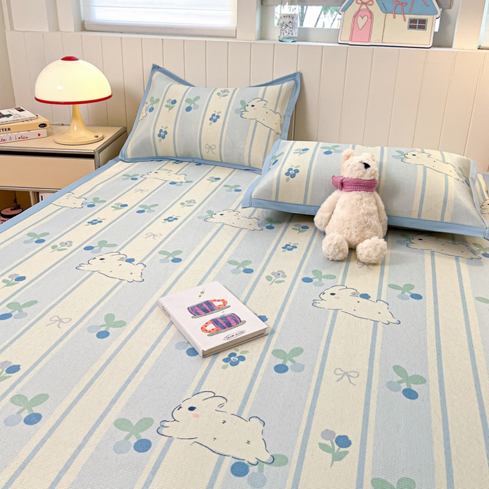 91家纺网 家纺一手货源 找家纺 小叮当家纺仓储工厂店 2025新款A类小清新卡通高品质冰藤印花床席款凉席席子-床席款 冰藤席-蓝条兔