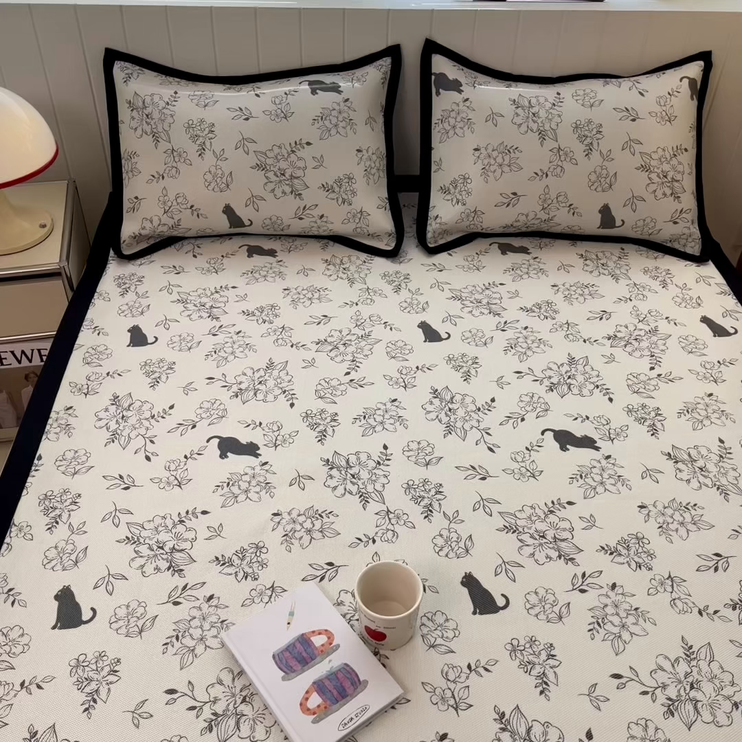 91家纺网 家纺一手货源 找家纺 小叮当家纺仓储工厂店 2025新款A类小清新卡通高品质冰藤印花床席款凉席席子-床席款 冰藤席-猫先生