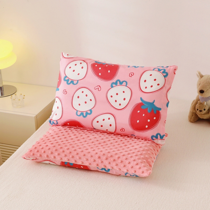 91家纺网 家纺一手货源 找家纺 小叮当家纺仓储工厂店 2025新款亲肤舒适儿童安抚豆豆枕枕头枕芯 草莓甜心