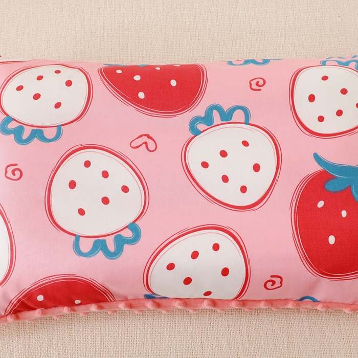 91家纺网 家纺一手货源 找家纺 小叮当家纺仓储工厂店 2025新款亲肤舒适儿童安抚豆豆枕枕头枕芯 草莓甜心